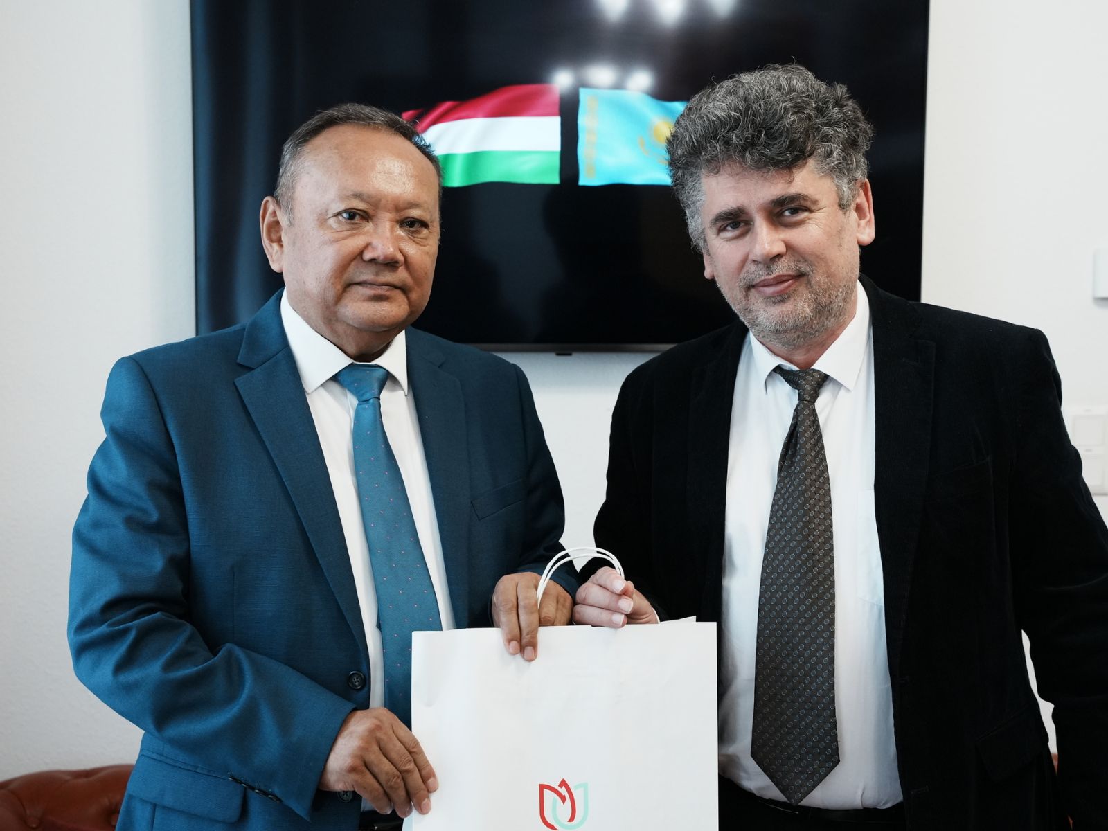 Prof. Dr. Duken Massimkhanuly és Dr. B Szabó János